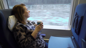 在火车上喝茶的女青年10秒视频