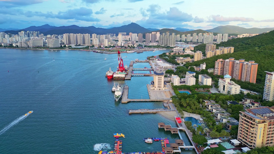 高视角航拍蓝天白云鸟瞰海南三亚三亚湾凤凰岛全景视频