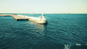 地中海海岸的比雷埃乌斯港的灯塔15秒视频
