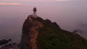 在黎明时从上方飞越灯塔的风景17秒视频