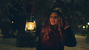 冬季森林中年轻女孩的灯笼22秒视频