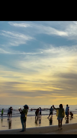 海南海边三亚椰梦长廊沙滩夕阳三伏天19秒视频