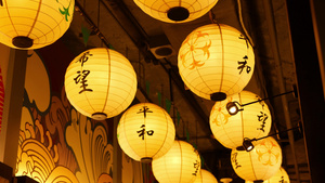 美丽的纸灯光芒照亮挂在日本街道的狭小通道上东方装饰品10秒视频