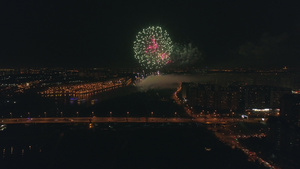 在夜空中闪耀的烟花22秒视频