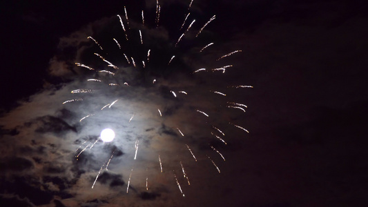 巨大多彩烟花的展示满月在黑暗的天空中夜空独立4号天视频