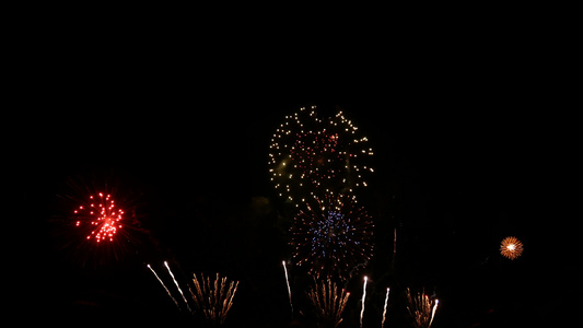 4k国家节日新年晚宴或庆祝活动期间夜空展示真正多彩视频