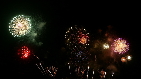 4k国家节日新年晚宴或庆祝活动期间夜空展示真正多彩视频