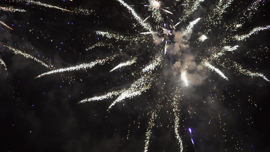 庆祝独立节的4月4日在夜空黑暗天空上欢庆放烟花视频