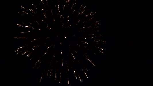 烟花照亮天空新年庆祝独立日美国庆祝周年日彩色火花视频