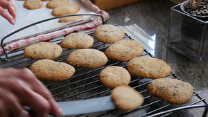 从烤箱里拿出的饼干17秒视频