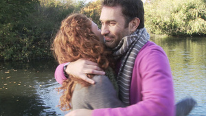 河边接吻拥抱的情侣15秒视频