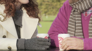 情侣在公园里喝热饮13秒视频