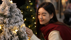 女生被圣诞树上的小彩灯吸引14秒视频