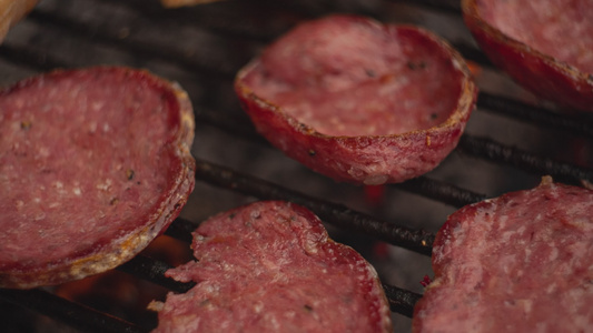 烤肉烹饪的烧烤现场视频