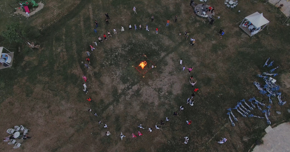 4k一群人围着篝火狂欢跳舞视频