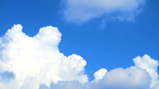 美丽的云层和清蓝的蓝色天空在美好的一天中移动1视频