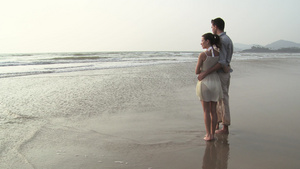 站在海边的情侣13秒视频