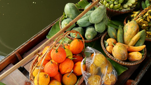 khlong河运河长尾船和热带异国丰富多彩的热带水果19秒视频