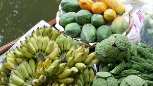 湄公河运河长尾船上的热带水果8秒视频