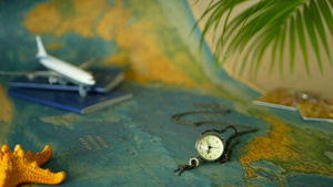 与世界地图蓝护照和飞机有关的热带假期主题为周日旅行17秒视频