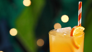 热带橙色饮料中飞溅的立方冰20秒视频