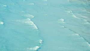 4K蓝色泡沫海浪从高处拍击海岸线的热带海滩镜头12秒视频