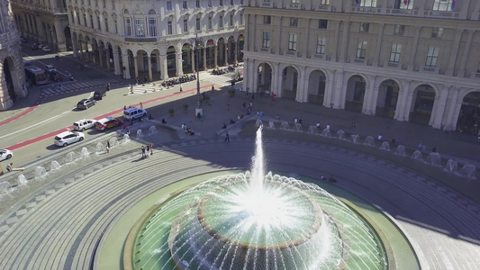 意大利热那亚市法拉利广场主广场喷泉的空中全景无人机视频