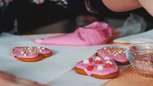 紧贴着孩子装饰的心形曲奇饼配有甜美的彩色喷洒视频