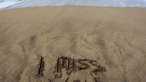 在海边的沙子里写字9秒视频