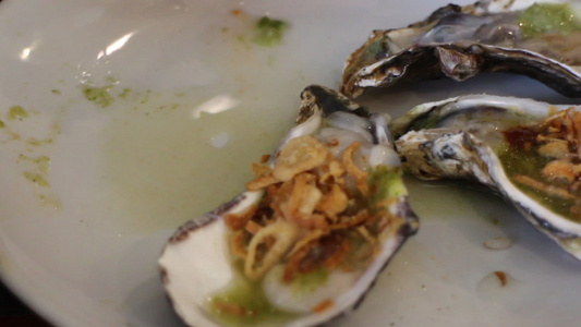 在日本餐馆餐桌上的新鲜牡蛎视频