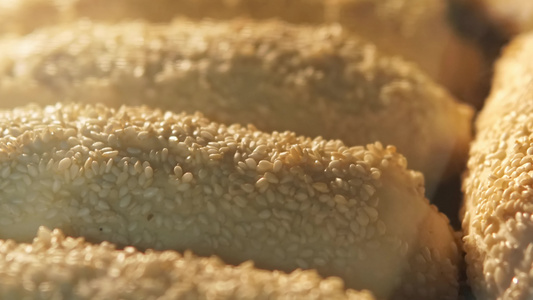 在烤炉煮的烘烤布上仍然生着的羊角面包视频