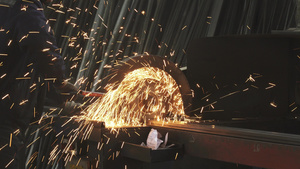 金属工人用燃烧的火花将钢管焊接成钢管8秒视频