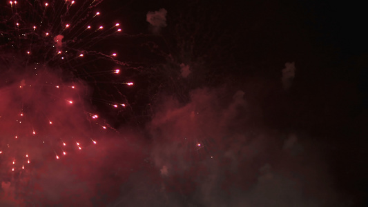 新年快乐欢庆的敬礼烟花黑暗天空中非常美丽的彩色灯光视频