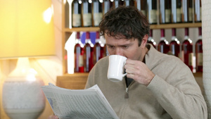 男人在咖啡馆看报纸喝咖啡15秒视频