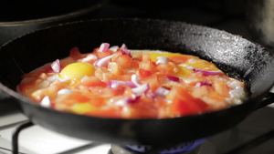 在锅里煎鸡蛋加洋葱片17秒视频