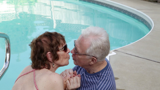 泳池边接吻的老年夫妇视频