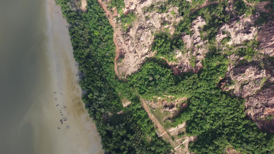 空中观察山丘陆地清空视频