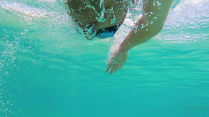 运动男子在游泳28秒视频