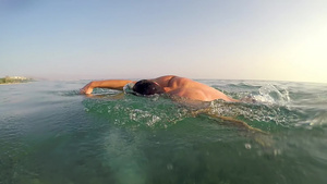 在马拉松比赛慢动作时游泳者游进大海里慢动作17秒视频