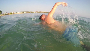 运动男子在游泳30秒视频