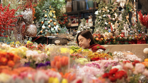 小姐姐到花店挑选鲜花13秒视频