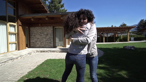 两个女人在豪华住宅前碰面时互相拥抱和亲吻慢动作慢动作17秒视频