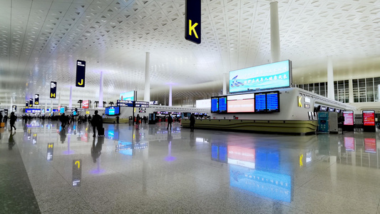 4K夜晚繁忙的机场航站楼大厅延时素材视频