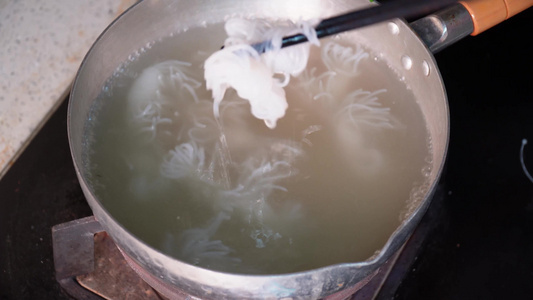 【镜头合集】开水汆烫焯水处理魔芋视频