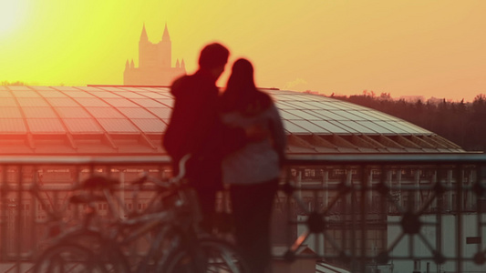 城市日落时的年轻夫妇视频