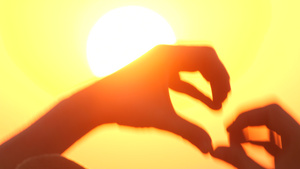 用双手在海洋或大海的日落日出上塑造心形日出时象征爱5秒视频