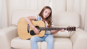 少女在客厅里学吉他20秒视频
