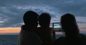 日落时家人在城市Pacea的平板上拍照Greeece10秒视频