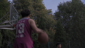 篮球比赛带球上篮15秒视频