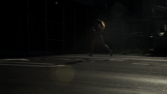 女人在路上奔跑视频